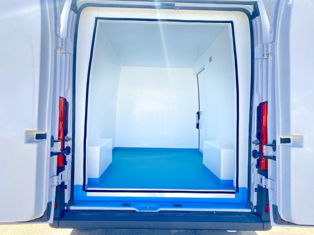 DUCATO PUERTAS ABIERTAS CERCA